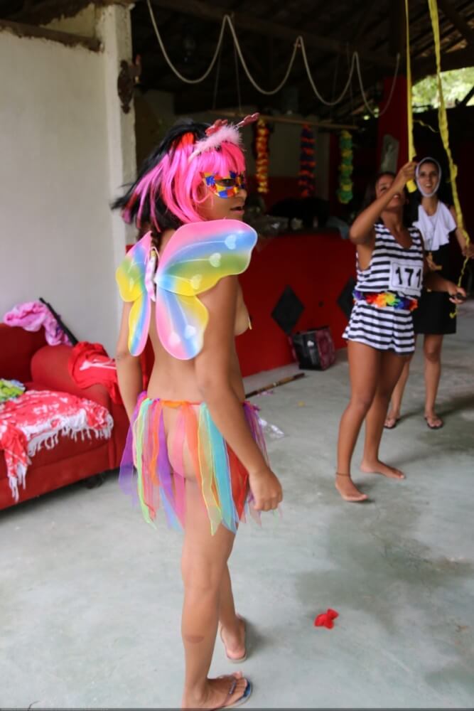 Tropical carnival photo gallery - Watching us naked in nature
