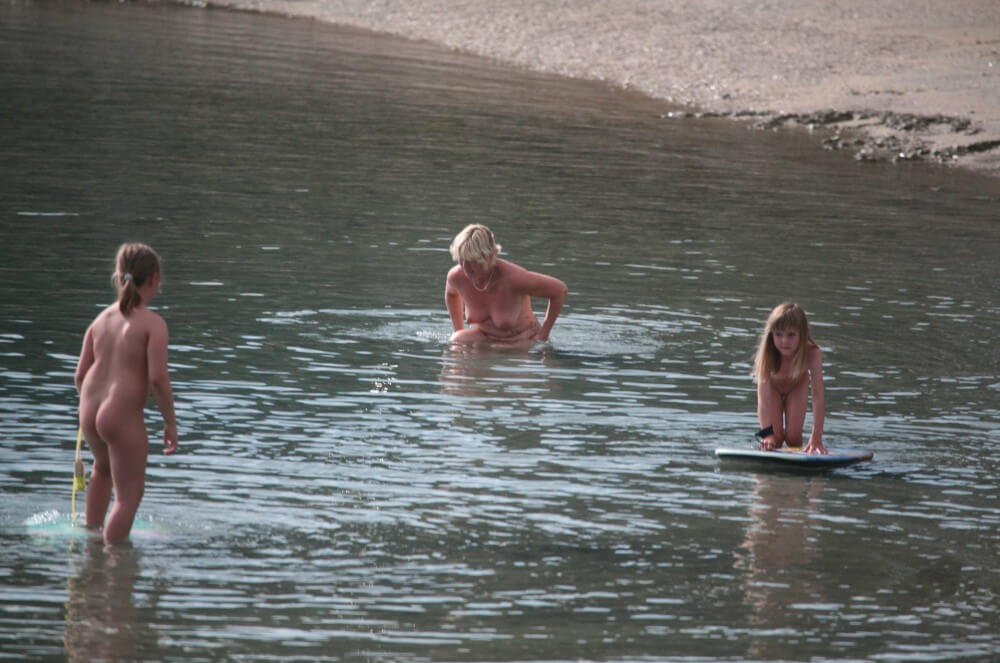 Naturism photo gallery # 14 - Values trust and friendliness among naked people