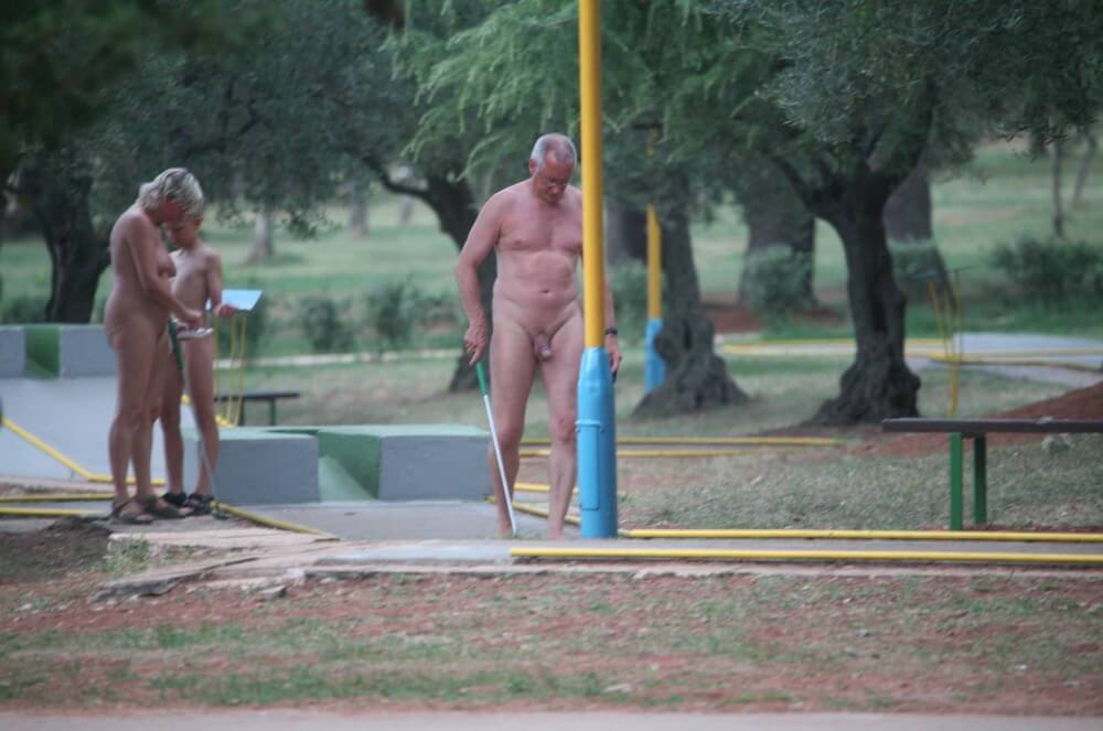 Mini-Golf Nude Participants pics - People come together in unity with nature to take off their clothes