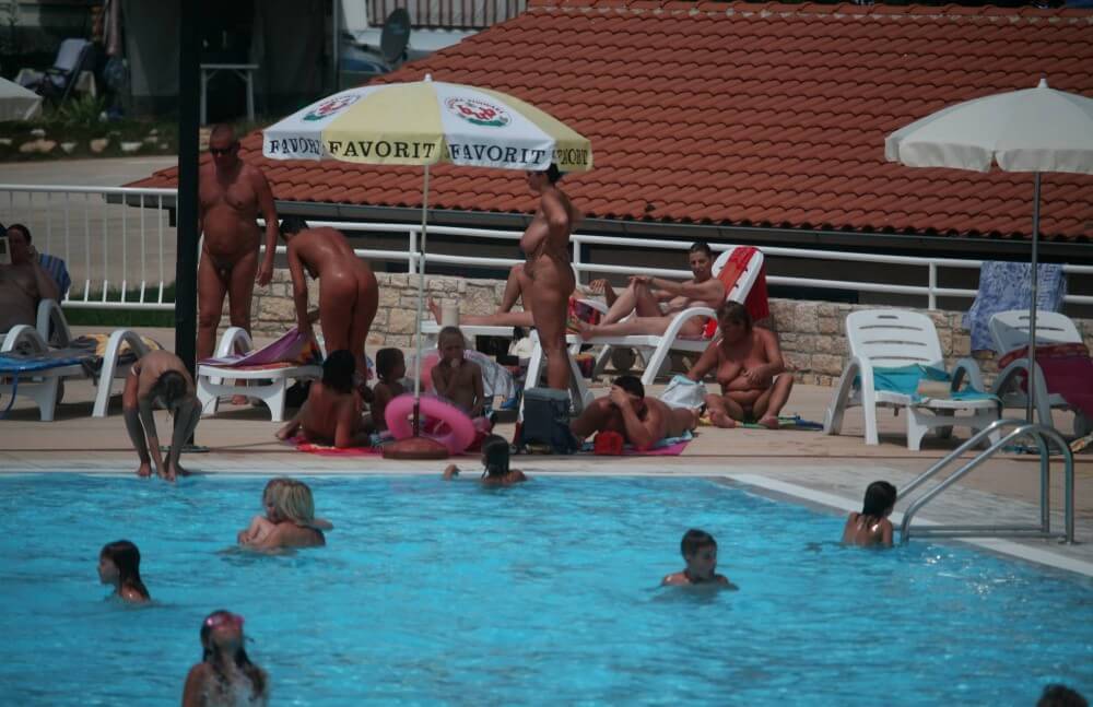 Naturist Pool Observation pics - Nudism strengthens health and self-esteem
