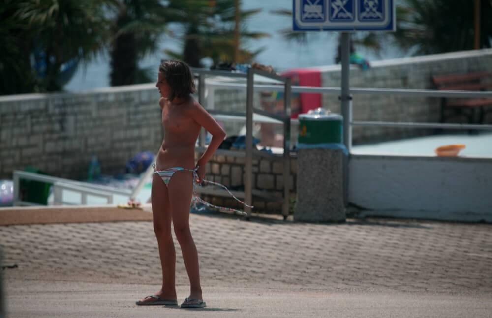 Naturist Pool Walkaround pics - Family nudism in its cultural context