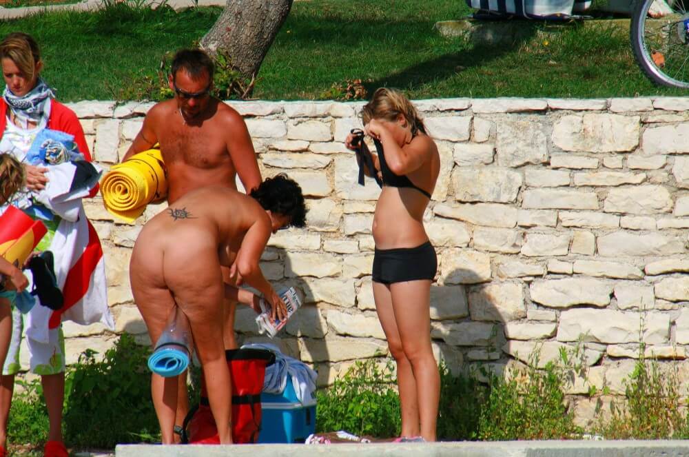 Ula FKK Sisters Day photo gallery - Nudism helps people accept themselves