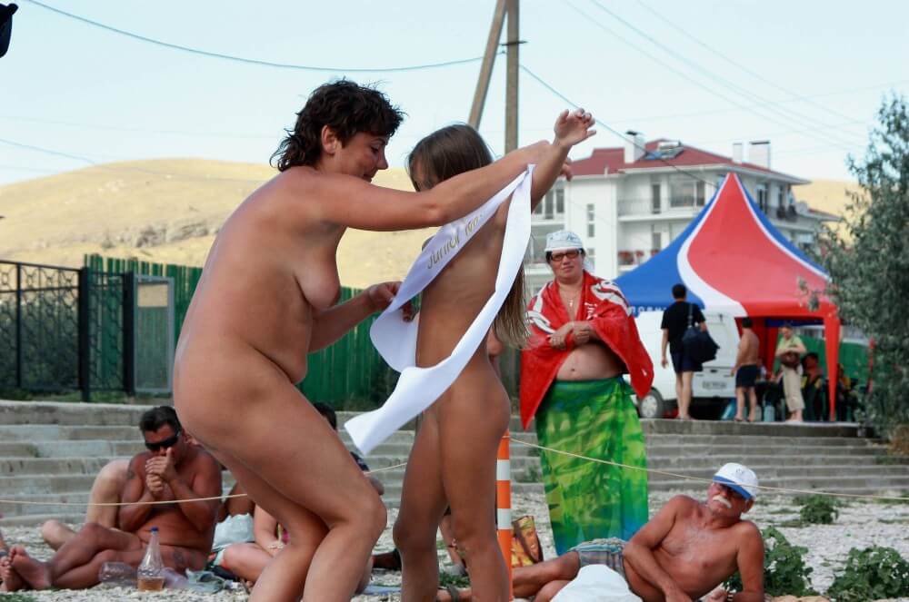 Presenting Mini Awards photos - Many naked men and women