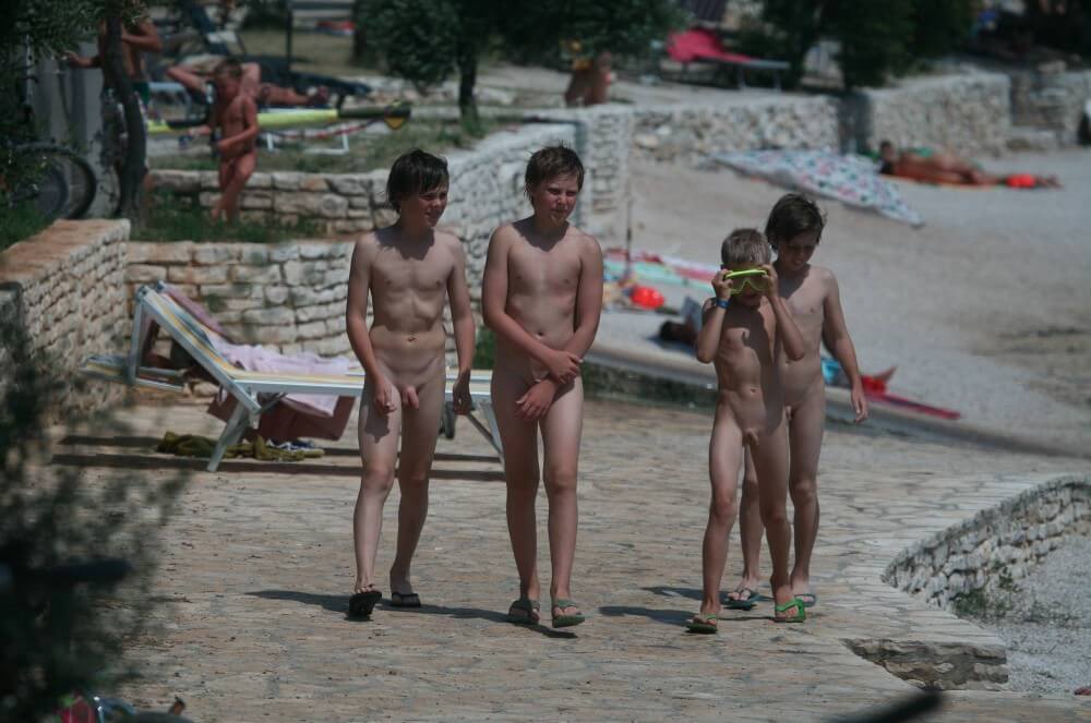 Shore walking nude - The practice of nudity within a community