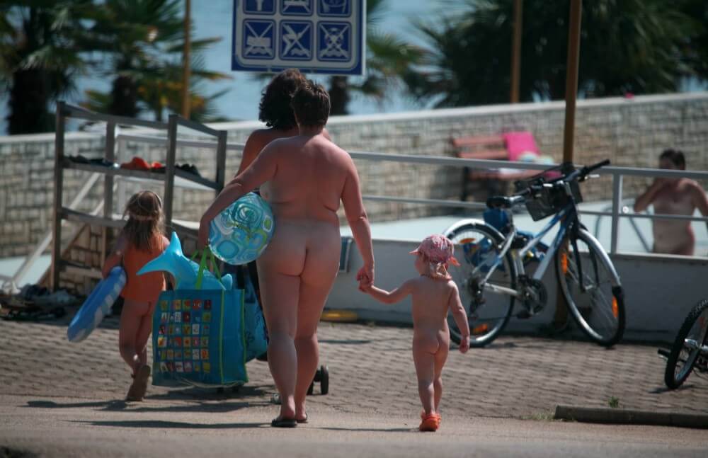 Pool Outskirt Nude Guests pics - Naturism enthusiasts choose the natural world