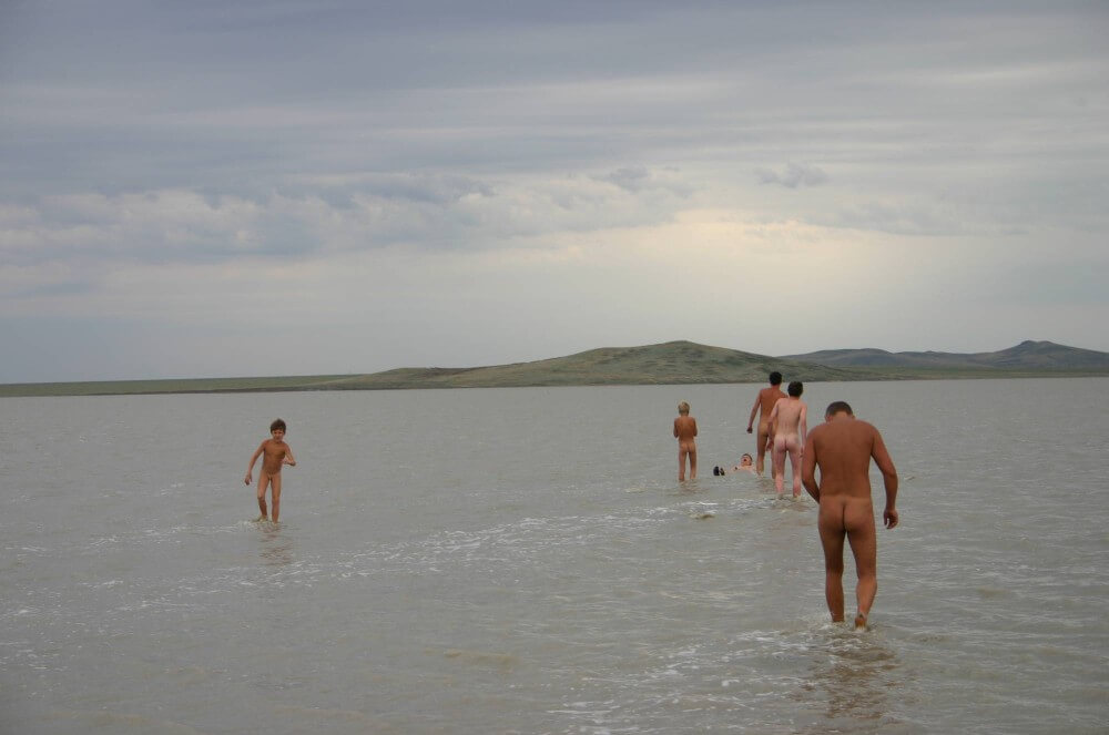 Black-Sea Body Mud Shots pics - Peoples perceptions of nudists