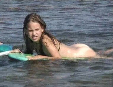 Naturistin: Julia and Hanna Am Meer - Nudity is an expression of natural beauty