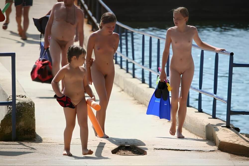 Naturism photo gallery # 11 - Nudity is an expression of naturalness and sincerity
