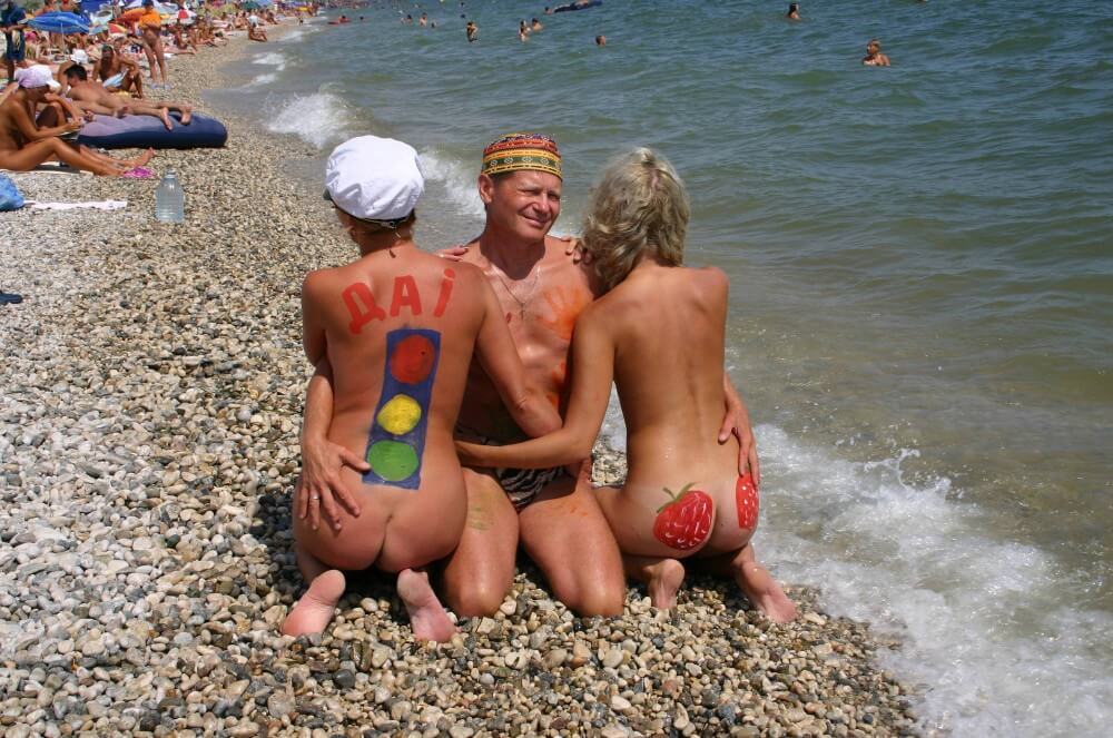 Bold Outdoor Nude Poses pics - Nudity is an expression of naturalness and sincerity