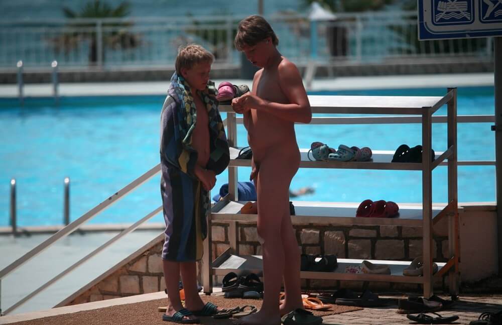 Scooter Travel Mid Day pics - Nudism is freedom without limits