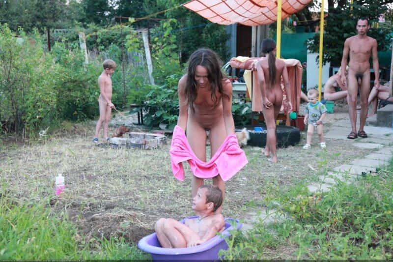 Green barrel of fun-grassy fields of gold photos - Human nature in its original form