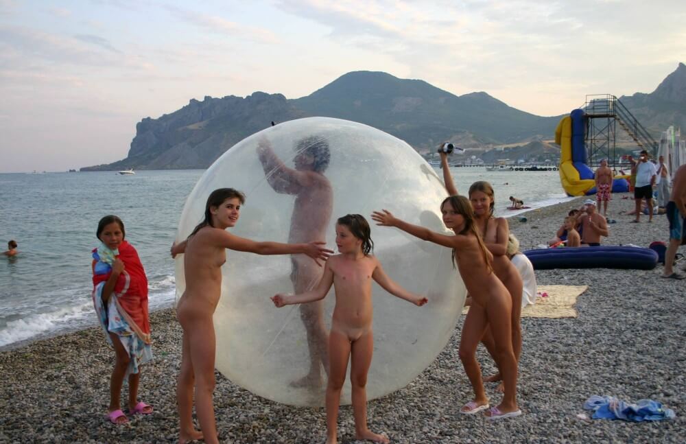 Pics Walk on the Beach Balloon - Types of recreation in nudist destinations