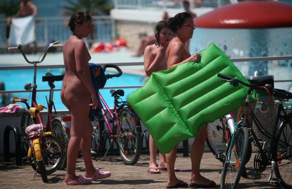 Outdoor Pool Sideliners pics - Naturism is based on love for oneself and nature
