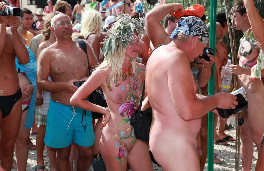 Neptune Painting Couple pics - Differences between nudists and naturists